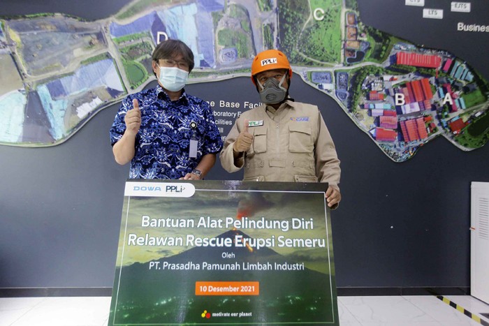 President Direktur PPLI Yoshiaki Chida (kiri) menyerahkan secara simbolis bantuan alat pelindung diri (APD) untuk para relawan.