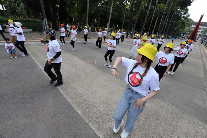 Sejumlah relawan melakukan dance pada acara menari untuk komitmen ayam sejahtera di Area Patung Bungkarno, Gelora Bung Karno, Jakarta, Jumat (10/12/2021).
