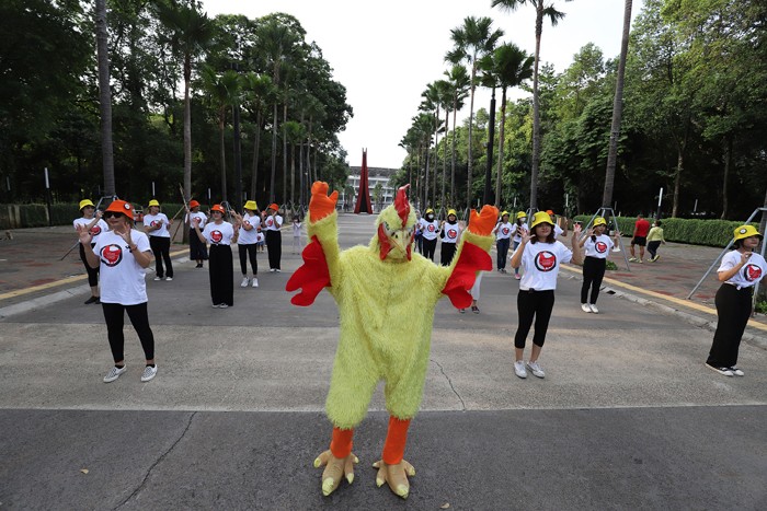 Sejumlah relawan melakukan dance pada acara menari untuk komitmen ayam sejahtera di Area Patung Bungkarno, Gelora Bung Karno, Jakarta, Jumat (10/12/2021).