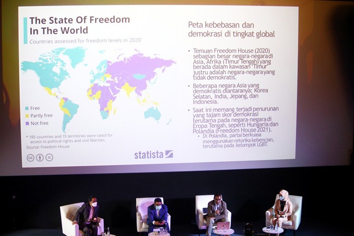 Anggota DPR RI Nasir Djamil (tengah) bersama Peneliti CSIS Arya Fernandes (kanan) saat menjadi pembicara pada Diskusi Publik 