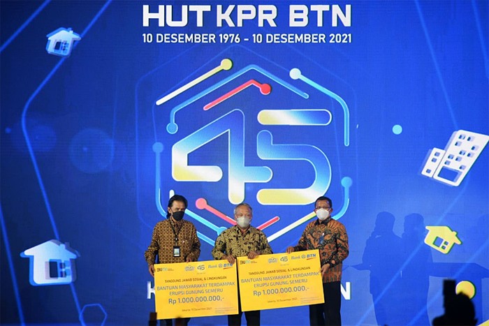 Bantuan Bank BTN terhadap korban bencana erupsi Gunung Semeru di Jakarta, Jumat (10/12/2021).