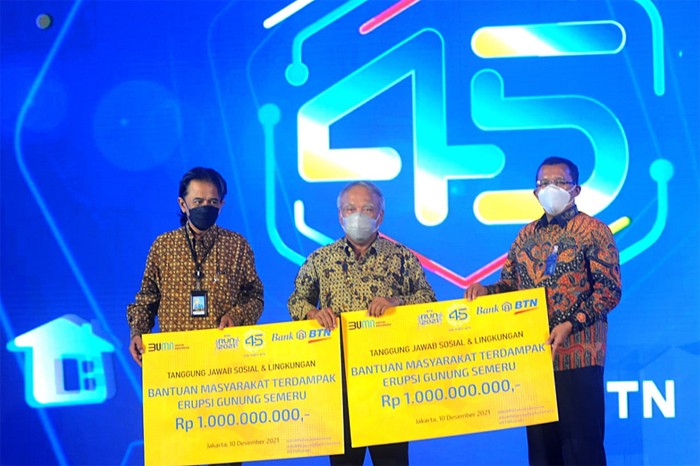 Bantuan Bank BTN terhadap korban bencana erupsi Gunung Semeru di Jakarta, Jumat (10/12/2021).