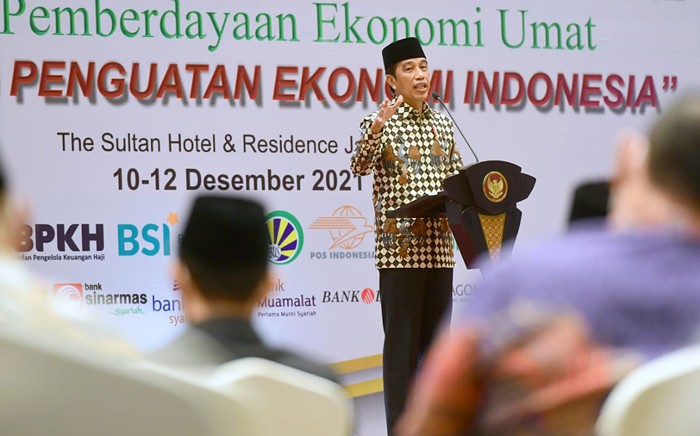 Presiden Joko Widodo menegaskan komitmen pemerintah untuk menjadikan Indonesia sebagai pusat ekonomi syariah pada tahun 2024.