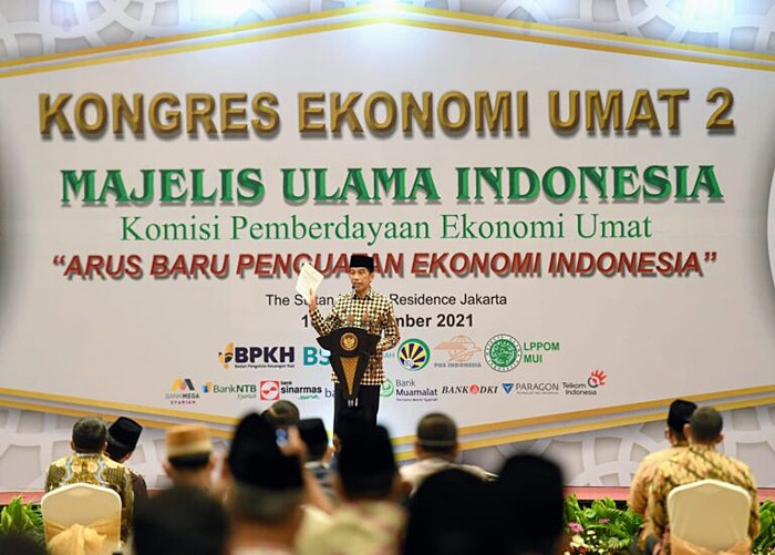 Presiden Joko Widodo menegaskan komitmen pemerintah untuk menjadikan Indonesia sebagai pusat ekonomi syariah pada tahun 2024.