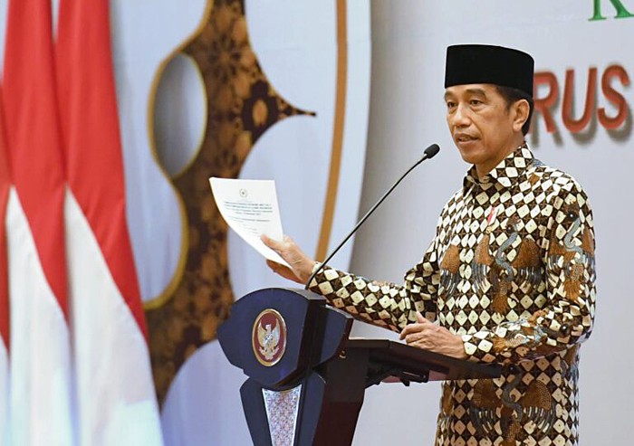 Presiden Joko Widodo menegaskan komitmen pemerintah untuk menjadikan Indonesia sebagai pusat ekonomi syariah pada tahun 2024.