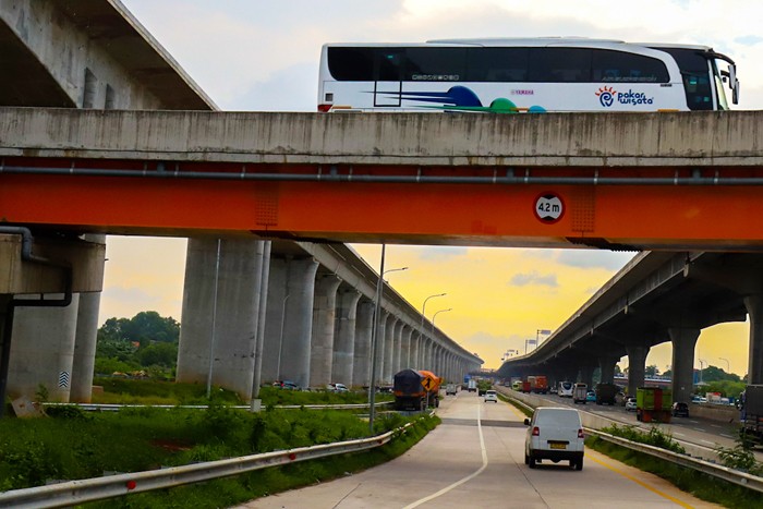 Tampak tiang atau pier head proyek Kereta Cepat Jakarta-Bandung (KCJB) di Bekasi, Jawa Barat, Jumat (10/12/2021).