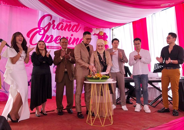 Palembang menambah deretan cabang klinik yang dipimpin oleh dr. Attaubah Mufid dan dr. Reza Gladys, Dipl.AAAM.