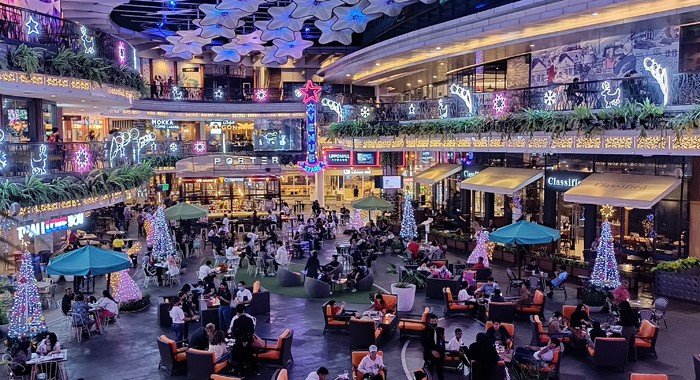 Pengunjung menikmati suasana akhir pekan dengan dekorasi city of light yang diadopsi dari Radio City Music Hall - New York di Lippo Mall Kemang.