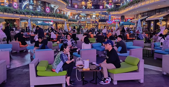 Pengunjung menikmati suasana akhir pekan dengan dekorasi city of light yang diadopsi dari Radio City Music Hall - New York di Lippo Mall Kemang.