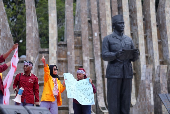 Sejumlah peserta beraksi saat lomba orasi unjuk rasa Piala Kapolri di Tugu Proklamasi, Jakarta Pusat, Jumat (10/12/2021).