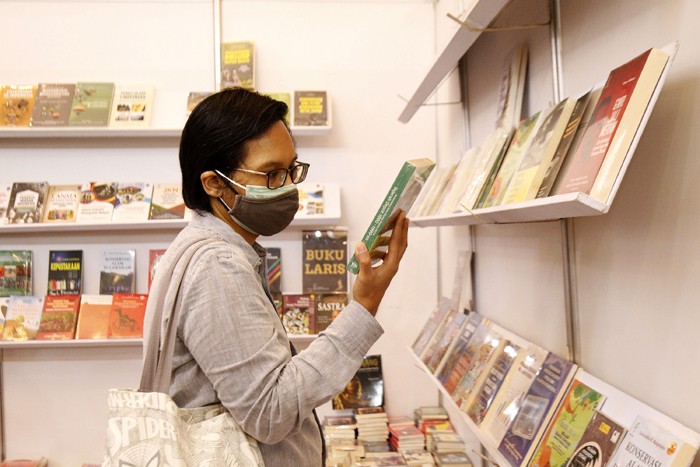 Pengunjung memilih buku dalam pameran Indonesia International Book Fair 2021 di JCC Senayan, Jakarta, Sabtu (11/12/2021).