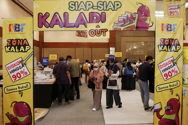 Pengunjung memilih buku dalam pameran Indonesia International Book Fair 2021 di JCC Senayan, Jakarta, Sabtu (11/12/2021).