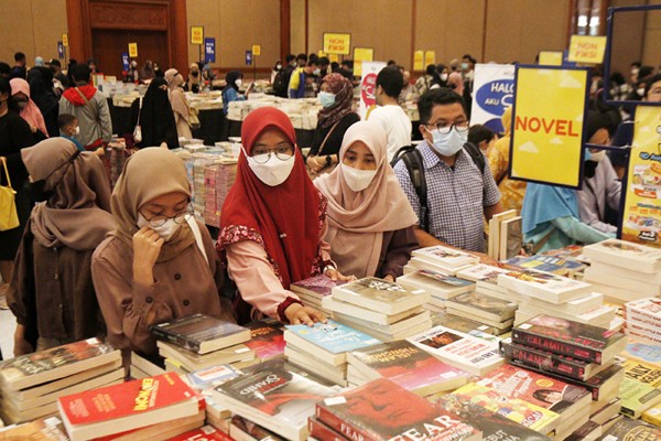 Pengunjung memilih buku dalam pameran Indonesia International Book Fair 2021 di JCC Senayan, Jakarta, Sabtu (11/12/2021).