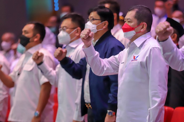 Ketua Umum DPP Partai Perindo Hary Tanoesoedibjo memberikan sambutan saat acara penutupan Silatnas dan Bimtek 2021 Partai Perindo di Jakarta Concert Hall.
