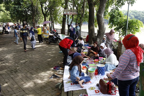 Pengunjung berwisata di kawasan Setu Babakan, Jakarta, Sabtu (11/12/2021).