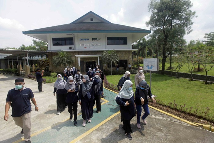 Sekitar 50 pimpinan Puskesmas dan Sanitarian se-Tangerang yang tergabung dalam HAKLI mengunjungi perusahaan pengolah limbah Berbahaya Beracun (B3).