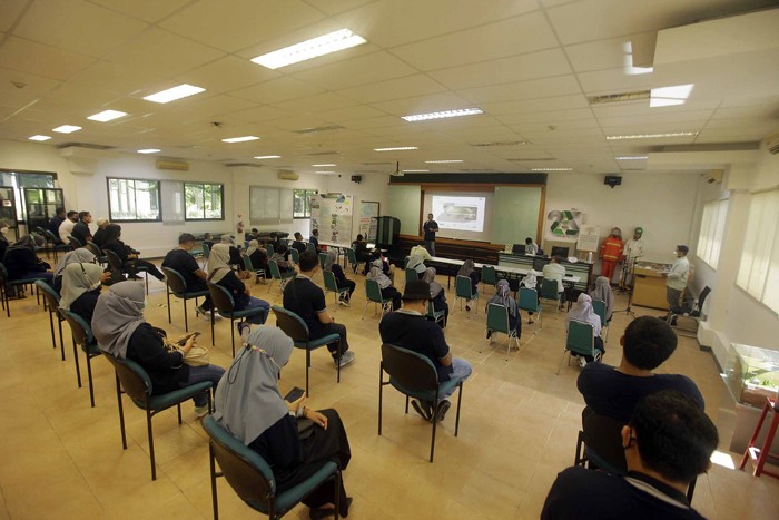 Sekitar 50 pimpinan Puskesmas dan Sanitarian se-Tangerang yang tergabung dalam HAKLI mengunjungi perusahaan pengolah limbah Berbahaya Beracun (B3).