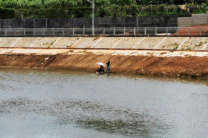Pekerja sedang menyelesaikan revitalisasi situ lengkong ruang terbuka hijau yang kini sudah memasuki tahap finishing di Tangerang Selatan, Minggu (12/12/2021).