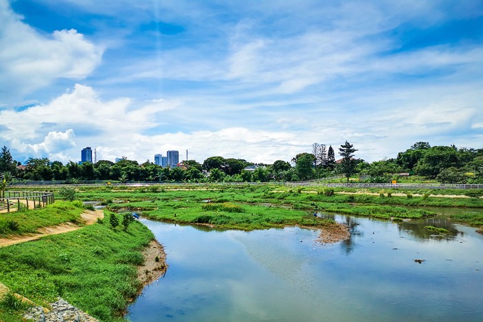 Pekerja sedang menyelesaikan revitalisasi situ lengkong ruang terbuka hijau yang kini sudah memasuki tahap finishing di Tangerang Selatan, Minggu (12/12/2021).
