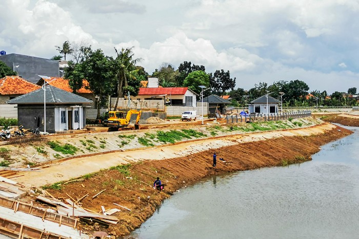 Pekerja sedang menyelesaikan revitalisasi situ lengkong ruang terbuka hijau yang kini sudah memasuki tahap finishing di Tangerang Selatan, Minggu (12/12/2021).