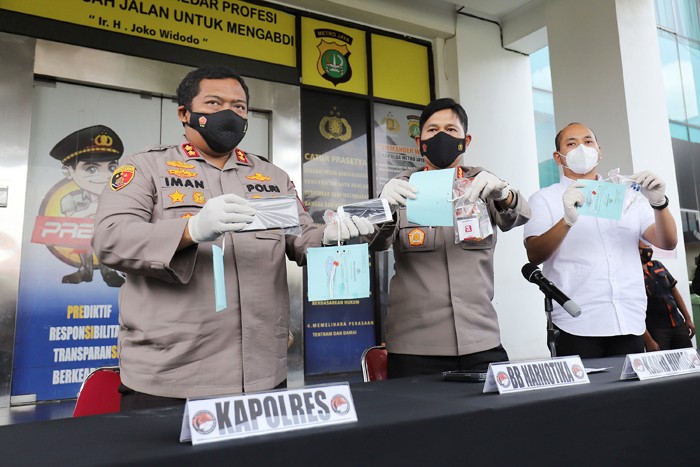 Artis Bobby Joseph menjadi tersangka kasus narkoba dihadirikan saat rilis di Polres Tangerang Selatan, Senin (13/12/2021).