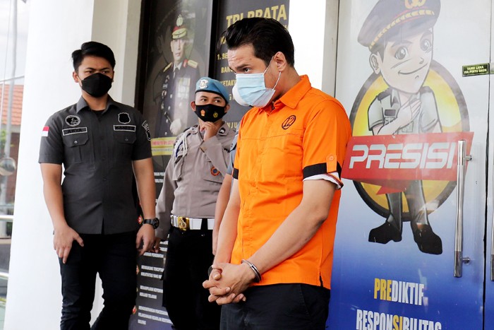 Artis Bobby Joseph menjadi tersangka kasus narkoba dihadirikan saat rilis di Polres Tangerang Selatan, Senin (13/12/2021).
