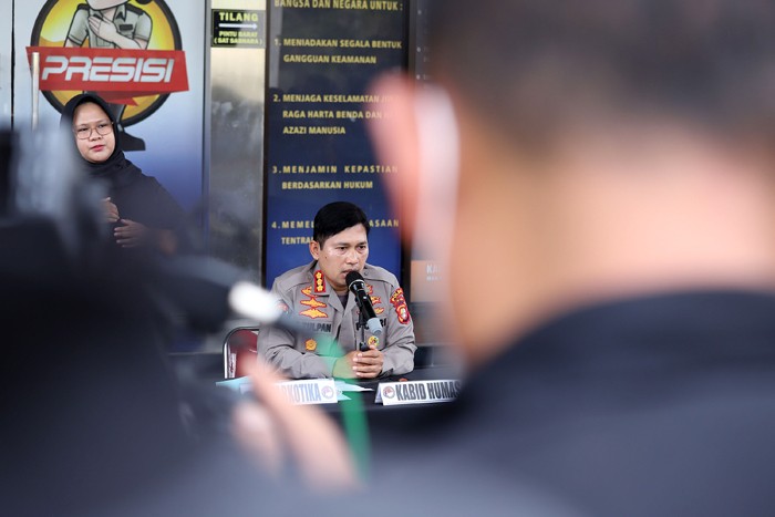 Artis Bobby Joseph menjadi tersangka kasus narkoba dihadirikan saat rilis di Polres Tangerang Selatan, Senin (13/12/2021).