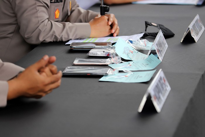 Artis Bobby Joseph menjadi tersangka kasus narkoba dihadirikan saat rilis di Polres Tangerang Selatan, Senin (13/12/2021).