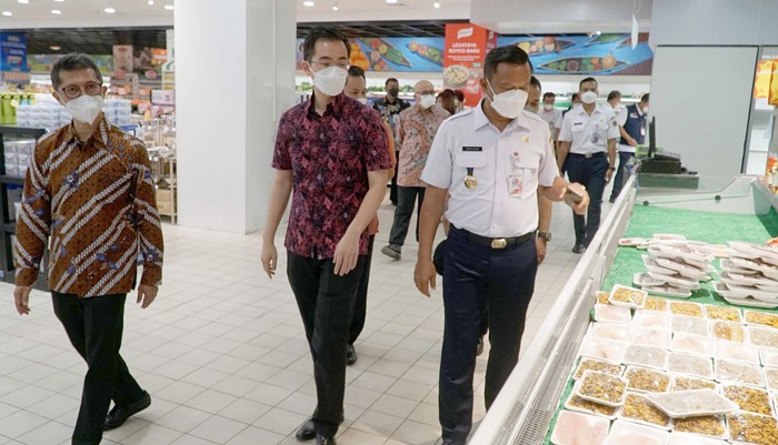Walikota Kota Administrasi Jakarta Selatan Munjirin meninjau gerai baru Supermarket Diamond di pusat perbelanjaan Poins, Lebak Bulus, Jakarta Selatan.