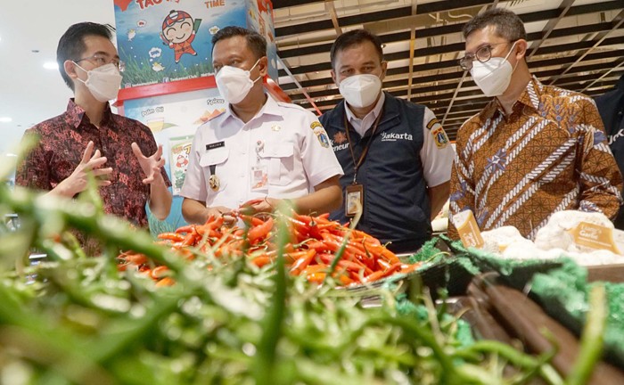 Walikota Kota Administrasi Jakarta Selatan Munjirin meninjau gerai baru Supermarket Diamond di pusat perbelanjaan Poins, Lebak Bulus, Jakarta Selatan.