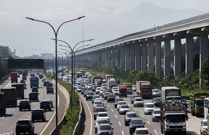 Sejumlah kendaraan saat melintas di ruas Tol Jagorawi di Cibubur, Jakarta Timur, Senin (13/12/2021).