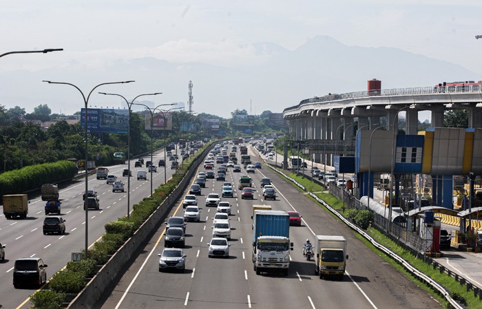 Sejumlah kendaraan saat melintas di ruas Tol Jagorawi di Cibubur, Jakarta Timur, Senin (13/12/2021).