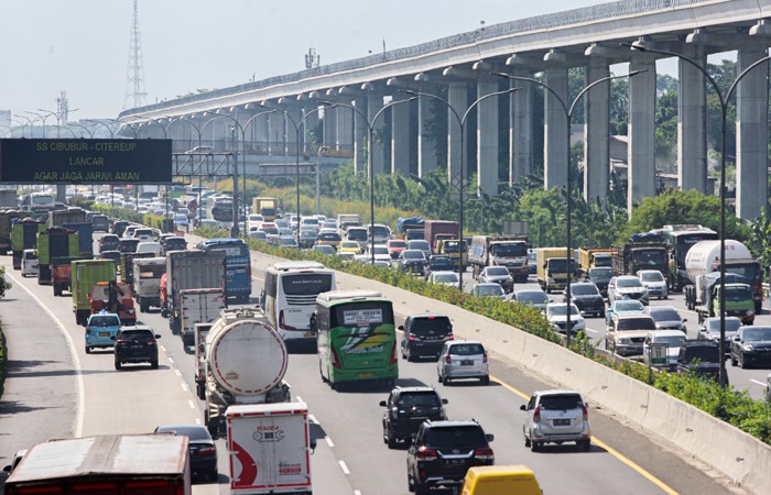 Sejumlah kendaraan saat melintas di ruas Tol Jagorawi di Cibubur, Jakarta Timur, Senin (13/12/2021).