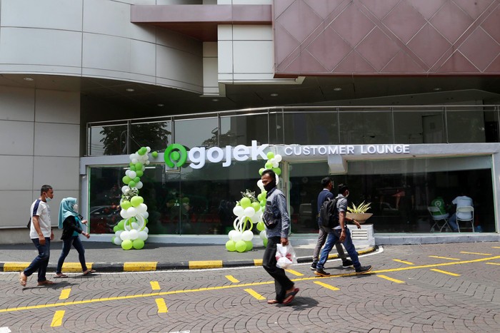 Gojek Customer Lounge di lobi Tunjungan Plaza 1 (TP 1) Surabaya, Jawa Timur, Senin (13/12/2021).