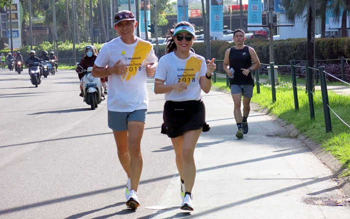 Puluhan komunitas pelari TrackTeam berpartisipasi dalam run challenge dari Maybank Marathon Anywhere 2021 di Alam Sutera, Tangerang, Minggu (12/12/2021).