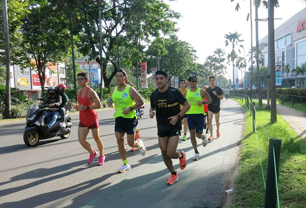 Puluhan komunitas pelari TrackTeam berpartisipasi dalam run challenge dari Maybank Marathon Anywhere 2021 di Alam Sutera, Tangerang, Minggu (12/12/2021).