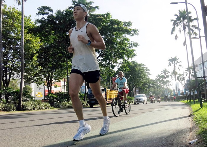 Puluhan komunitas pelari TrackTeam berpartisipasi dalam run challenge dari Maybank Marathon Anywhere 2021 di Alam Sutera, Tangerang, Minggu (12/12/2021).