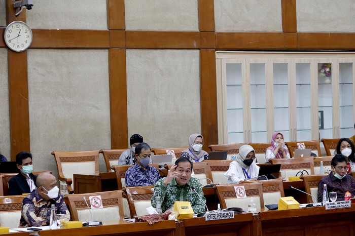 Menteri Perdagangan Muhammad Lutfi menyampaikan paparannya saat mengikuti Raker dengan Komisi VI DPR di Kompleks Parlemen, Jakarta, Senin (13/12/2021).