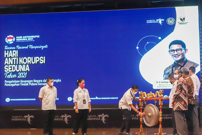 Menparekraf Sandiaga Salahudin Uno (ketiga kanan) melakukan pemukulan gong saat peluncuran aplikasi Whistleblower System (WBS) di Balairung Soesilo Soedarman.