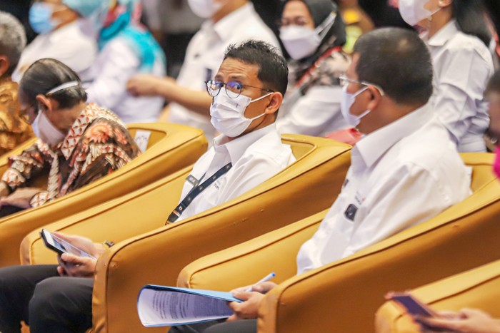Menparekraf Sandiaga Salahudin Uno (ketiga kanan) melakukan pemukulan gong saat peluncuran aplikasi Whistleblower System (WBS) di Balairung Soesilo Soedarman.