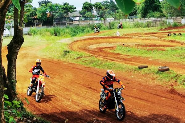 Para pencinta motor cros saat berlatih di circuit, Jalan Parigi Lama, Tangerang Selatan, Minggu (12/12/2021).