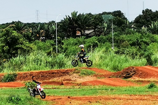 Para pencinta motor cros saat berlatih di circuit, Jalan Parigi Lama, Tangerang Selatan, Minggu (12/12/2021).