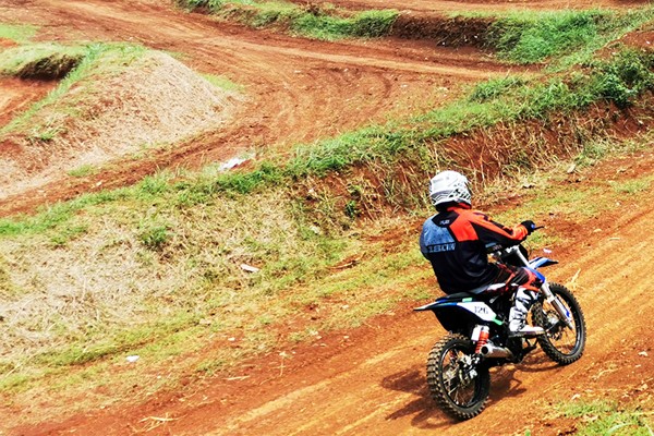 Para pencinta motor cros saat berlatih di circuit, Jalan Parigi Lama, Tangerang Selatan, Minggu (12/12/2021).