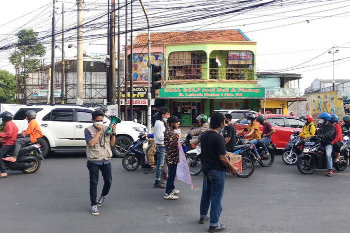 Sejumlah seniman dari komunitas punk dan aktivis perempuan turun kejalan untuk menggalang dana dari pengguna jalan untuk korban erupsi Gunung Semeru.