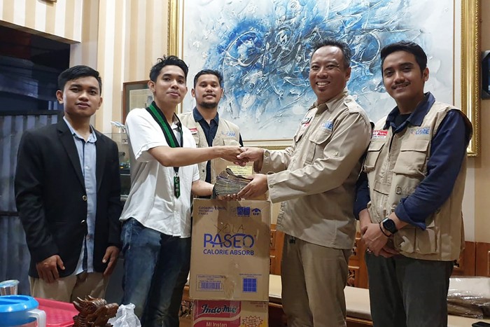 Sejumlah seniman dari komunitas punk dan aktivis perempuan turun kejalan untuk menggalang dana dari pengguna jalan untuk korban erupsi Gunung Semeru.