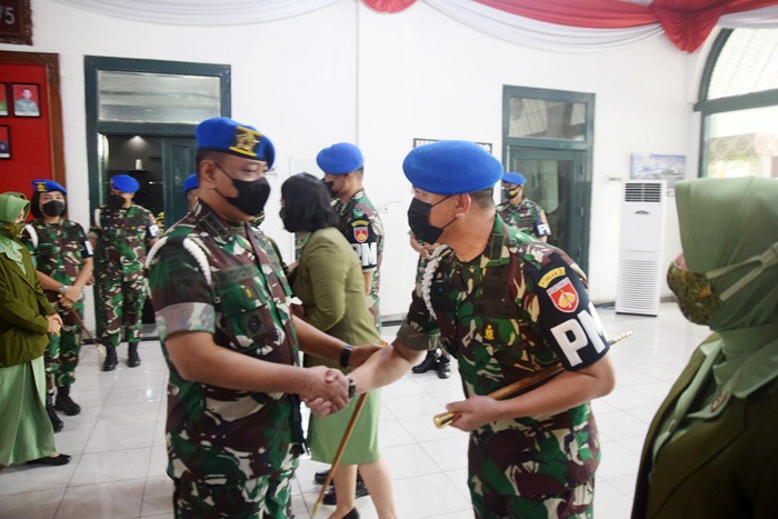 Danpomdam IV Diponegoro Kolonel CPM Widyo Wahyono memimpin upacara serah terima jabatan Komandan Denpom IV/5 Semarang di Madenpom IV/5, Semarang.