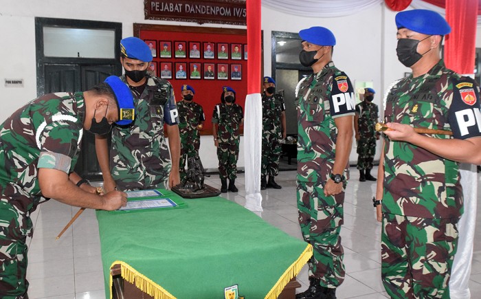 Danpomdam IV Diponegoro Kolonel CPM Widyo Wahyono memimpin upacara serah terima jabatan Komandan Denpom IV/5 Semarang di Madenpom IV/5, Semarang.