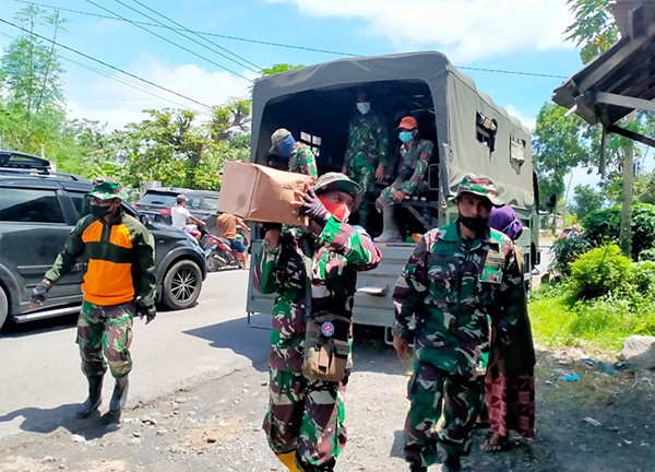 Tim Satgas Evakuasi TNI AU terus melakukan penyisiran dan pencarian korban hilang akibat erupsi gunung Semeru, Minggu (12/12/2021).
