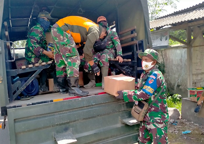 Tim Satgas Evakuasi TNI AU terus melakukan penyisiran dan pencarian korban hilang akibat erupsi gunung Semeru, Minggu (12/12/2021).
