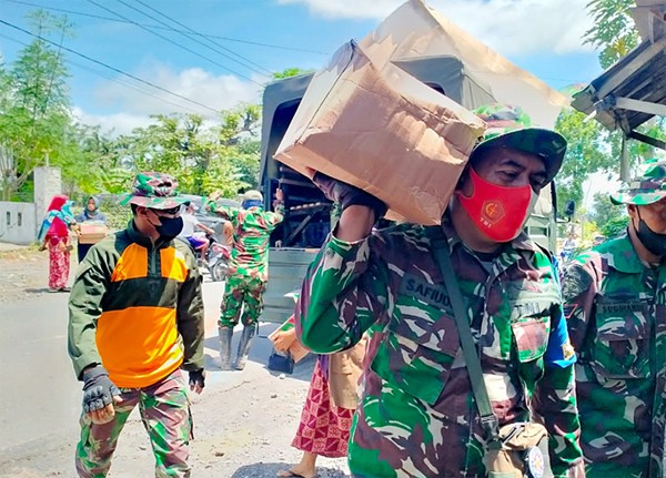 Tim Satgas Evakuasi TNI AU terus melakukan penyisiran dan pencarian korban hilang akibat erupsi gunung Semeru, Minggu (12/12/2021).